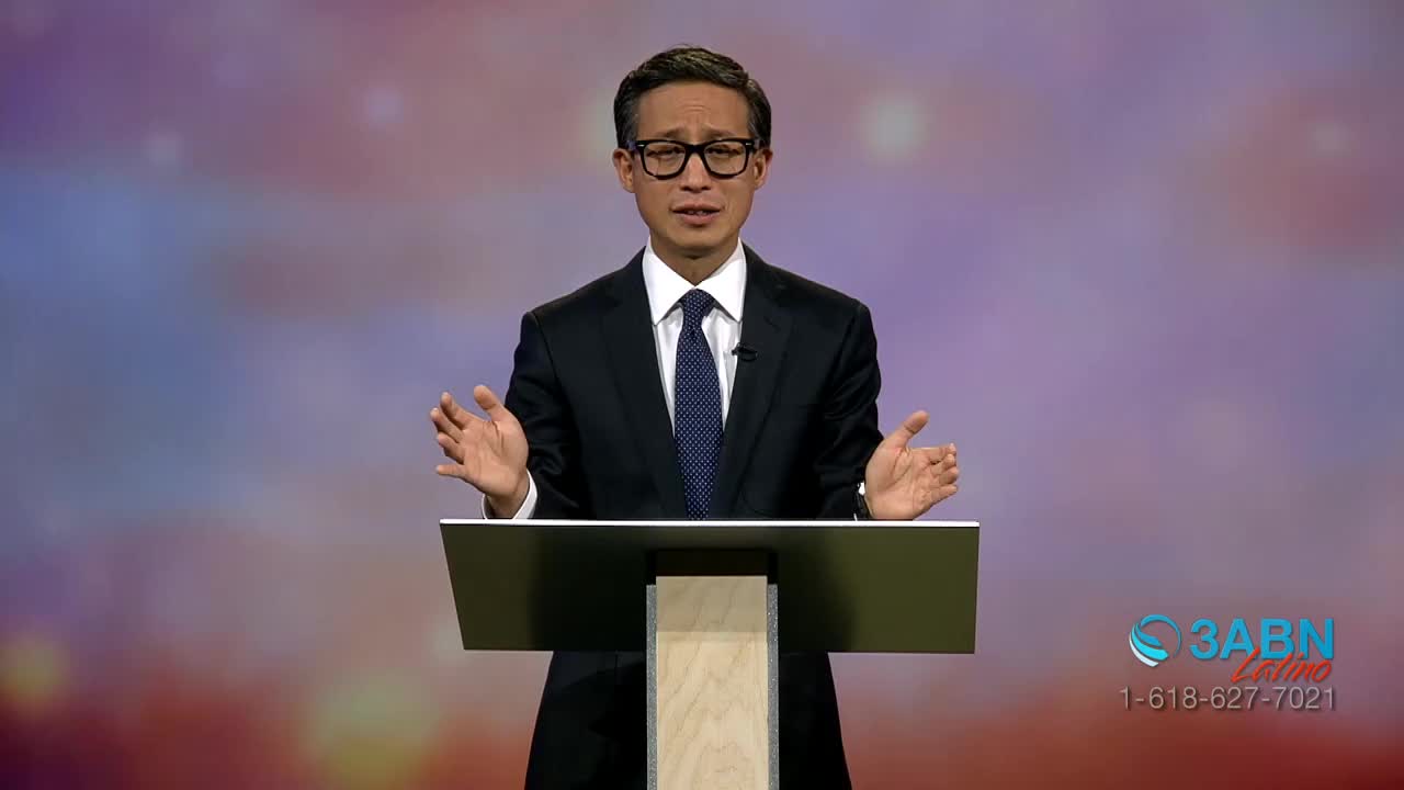 A man in a suit stands behind a podium, gesturing with his hands. The 3ABN Latino logo is visible in the lower right corner.