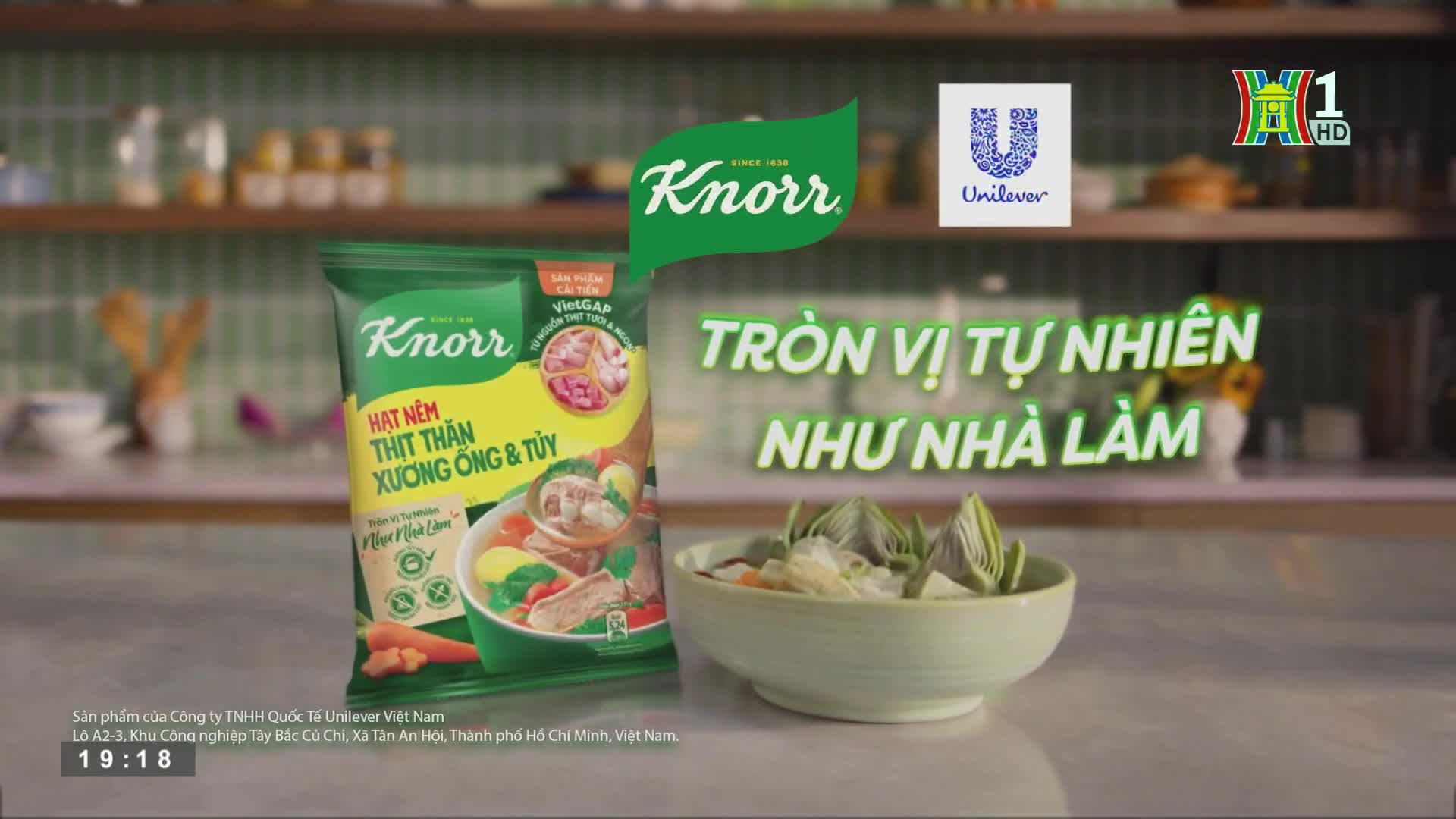 A Knorr seasoning packet and a bowl of food sit on a countertop, while text and logos for Unilever and HanoiTV1 are displayed. The scene is a commercial, lik...